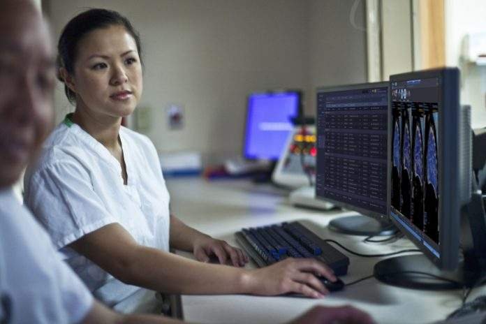 doctors-looking-at-screen-worklist-vuepacs.download Philips
