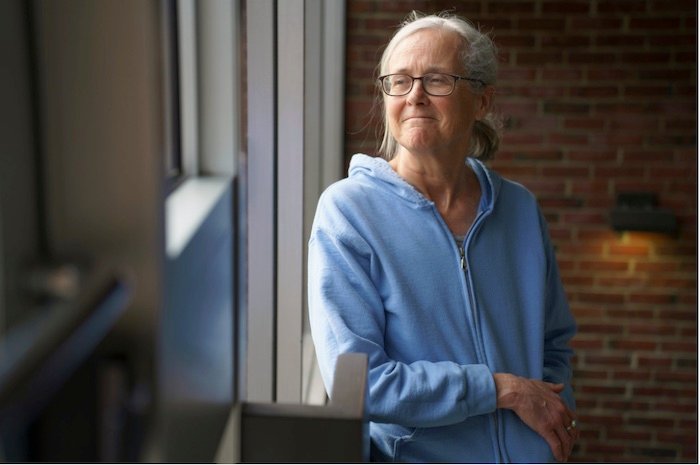 At age 37, Emily Wheeler was diagnosed with relapsing-remitting multiple sclerosis. She has taken several drugs to treat the illness over the years. When she was in her early 60s, Wheeler stopped taking her medication, but experienced a relapse two months later. Visual: Jodi Hilton for Undark