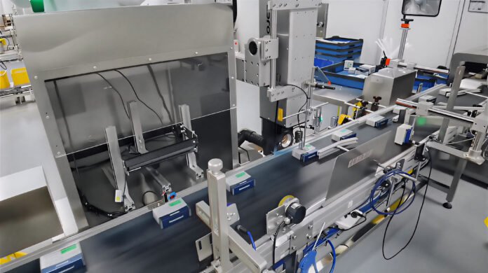 The machine vision setup consists of a sensor that triggers the camera (bottom center of the image) as soon as the component is within the camera's field of view.