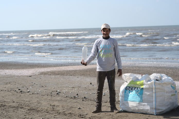 Plastic-Bank-Portsaid-Beach-Shoot-_45_ Initiated in December 2022, this collaboration takes part of Horus Pharma’s broader sustainable development strategy and its global Eco’Ophtalmo program, dedicated to reducing its environmental footprint and promoting sustainable ophthalmology.