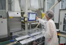 A simple guide to checkweighing in pharma production A checkweigher typically includes a precision weighing platform, conveyors and automated reject devices